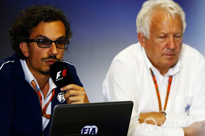 Laurent Mekies, Director de carrera adjunta de F1, FIA, Charlie Whiting, Director de la carrera del FIA, anfitrión de una conferencia de prensa sobre la introducción del halo