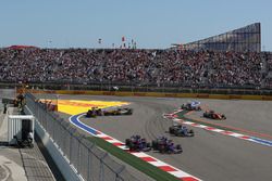 Romain Grosjean, Haas F1 Team VF-17 and Jolyon Palmer, Renault Sport F1 Team RS17 collide