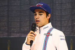 Lance Stroll visite le stand F1 Racing