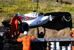 El Williams FW40 de Lance Stroll, Williams es llevado a pits en grúa