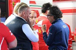 Laurent Mekies, directeur de la sécurité de la FIA, dans le garage Ferrari