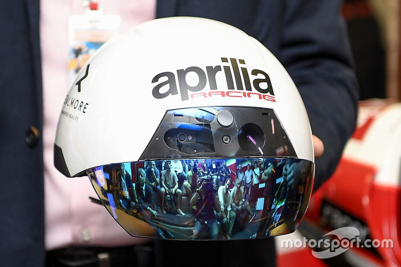 Un casque à réalité augmentée des mécaniciens Aprilia Racing Team Gresini