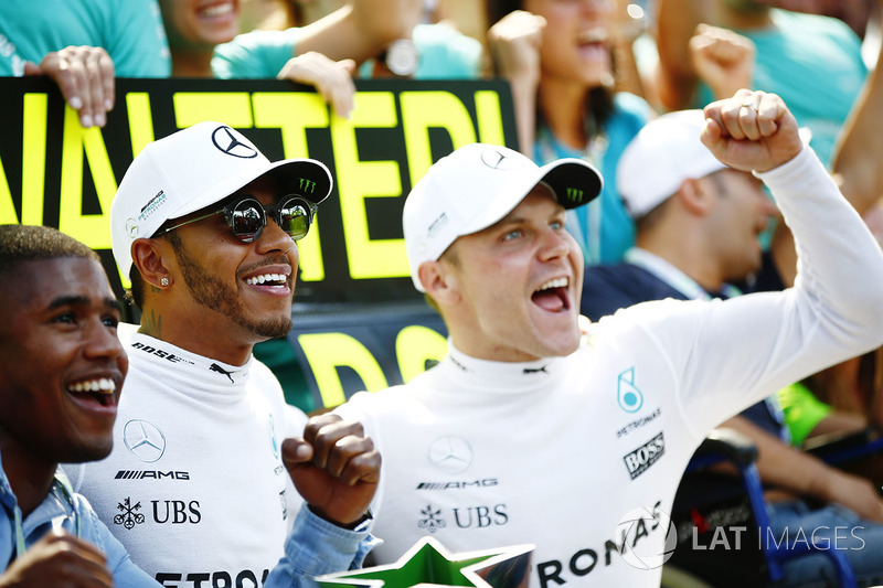 1. Lewis Hamilton, Mercedes AMG F1, 2. Valtteri Bottas, Mercedes AMG F1, feiern mit Team