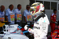 Lewis Hamilton, Mercedes AMG F1 viert zijn pole in parc ferme