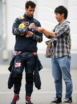 Daniel Ricciardo, Red Bull Racing signs autographs for the fans