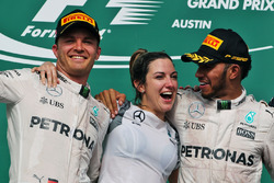 Подиум: Нико Росберг, Mercedes AMG F1, Виктория Ваулз, Льюис Хэмилтон, Mercedes AMG F1