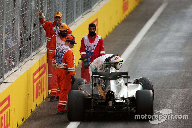 Lewis Hamilton, Mercedes AMG F1 W07 Hybrid choca y queda fuera de la cali