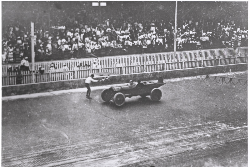 La bandera a cuadros para Ray Harroun