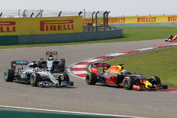 Daniel Ricciardo, Red Bull Racing RB12 battle for position with Lewis Hamilton, Mercedes AMG F1 Team