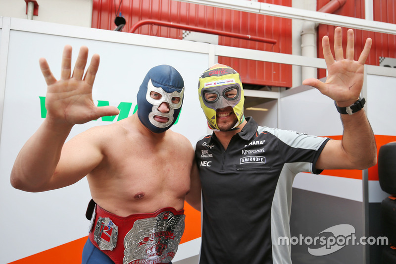 (Da Sx a Dx): Blue Demon Jr., Luchador e Wrestler con Sergio Perez, Sahara Force India F1