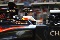 Fernando Alonso, McLaren MP4-31 en el pit lane