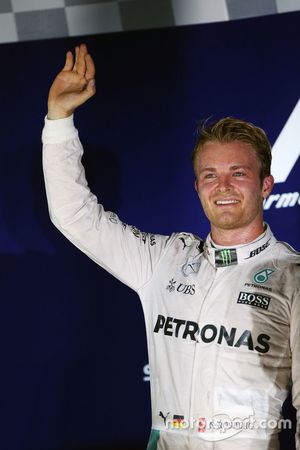 Ganador de la carrera Nico Rosberg, Mercedes AMG F1 que se celebra en el podio