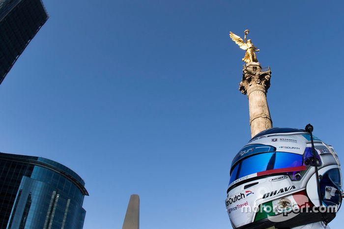 Casco de Salvador Durán, Team Aguri en el Ángel de la Independencia en la Ciudad de México