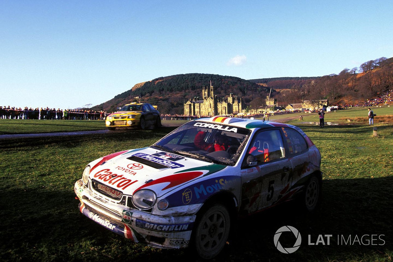 La Toyota Corolla de Carlos Sainz et Luis Moya en panne alors que l'arrivée était en vue à Margam Park, ce qui leur coûte le titre 1998