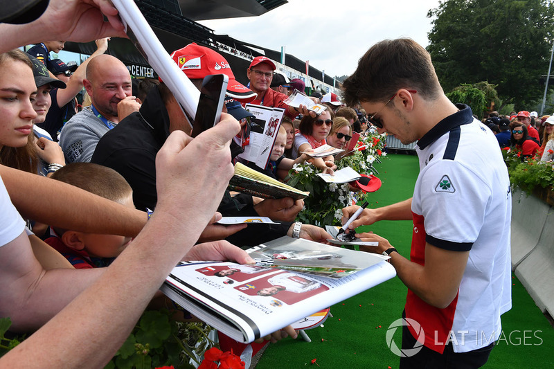 Charles Leclerc, Sauber signs autographs for the fans