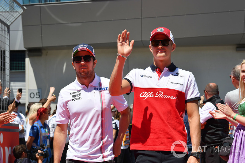 Sergio Perez, Force India and Marcus Ericsson, Sauber on the drivers parade