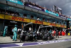Lewis Hamilton, Mercedes AMG F1 W09 pit stop