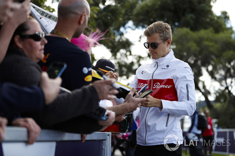 Marcus Ericsson, Sauber, signs autographs for fans
