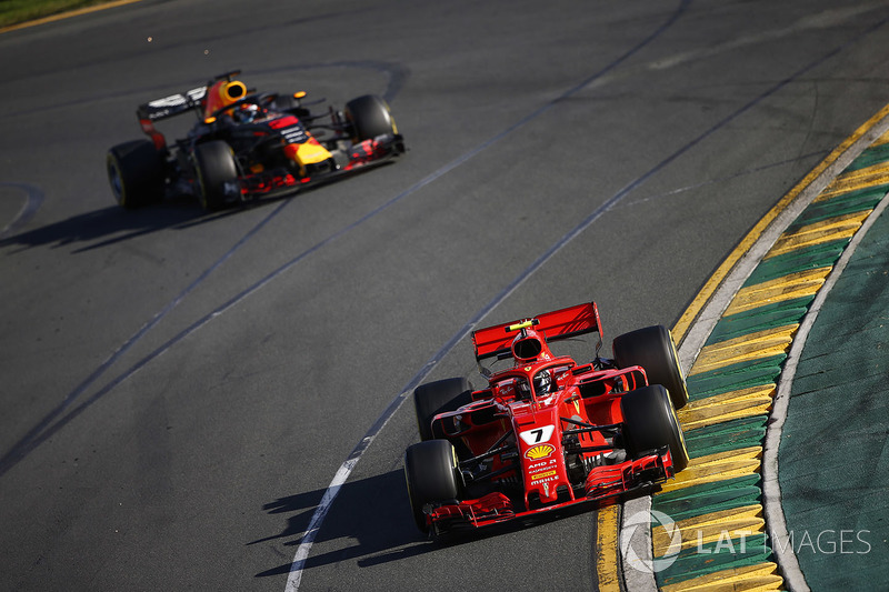 Kimi Raikkonen, Ferrari SF71H, devant Daniel Ricciardo, Red Bull Racing RB14 Tag Heuer