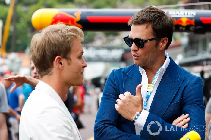 Nico Rosberg habla con el jugador de la NFL Tom Brady