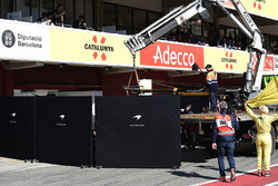 McLaren MCL33 Фернандо Алонсо в боксах за защитными экранами