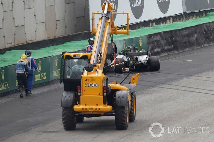 El coche chocado de Lewis Hamilton, Mercedes-Benz F1 W08 es removido en la Q1