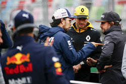 Sergio Pérez, Force India, Carlos Sainz Jr., Renault Sport F1 Team y Fernando Alonso, McLaren, hablan en el desfile de pilotos
