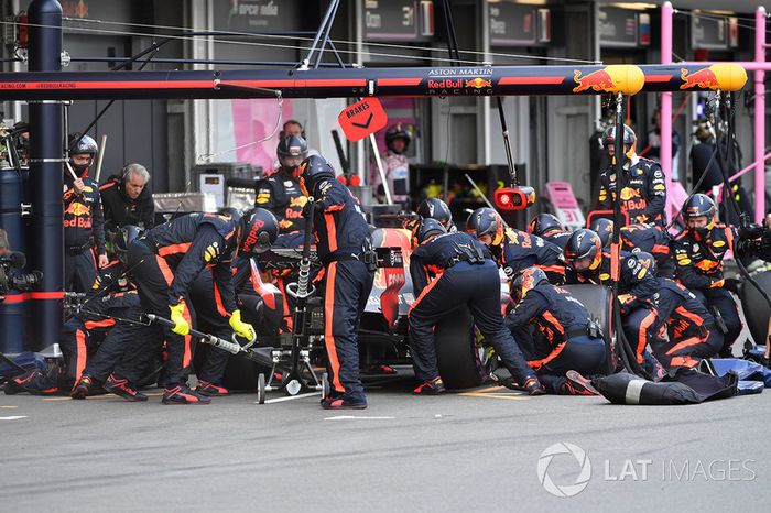 Daniel Ricciardo, Red Bull Racing RB14 pit stop