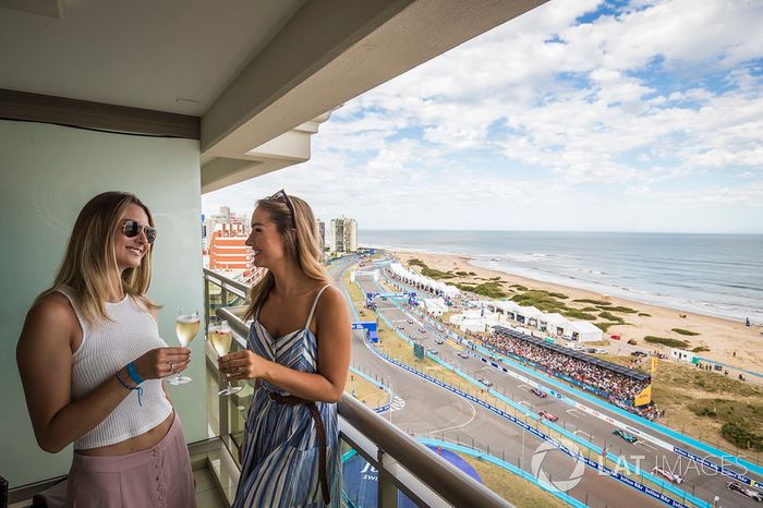 Chicas bebiendo Mumm Champagne y viendo la carrera