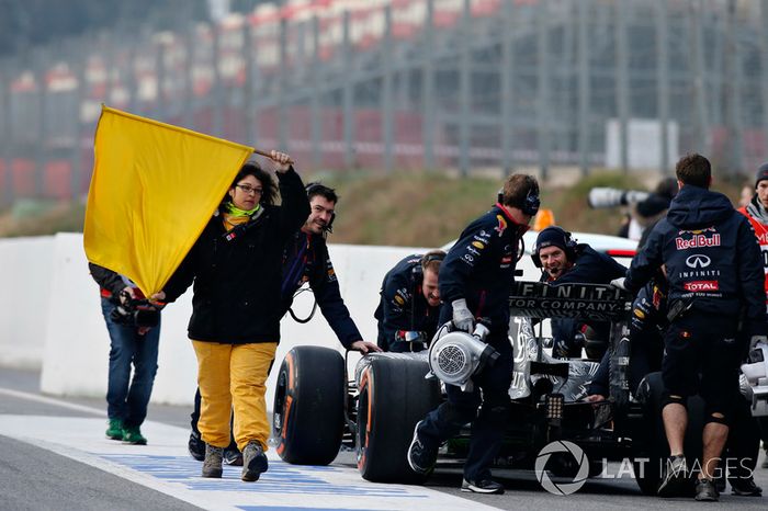 El equipo Red Bull empuja el coche de Daniil Kvyat, Red Bull Racing RB11 a su garaje