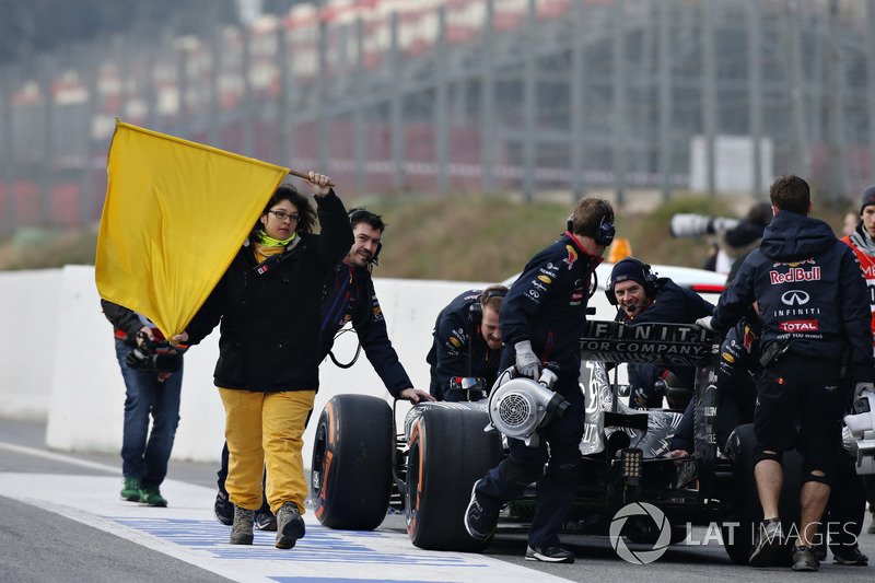 El equipo Red Bull empuja el coche de Daniil Kvyat, Red Bull Racing RB11 a su garaje