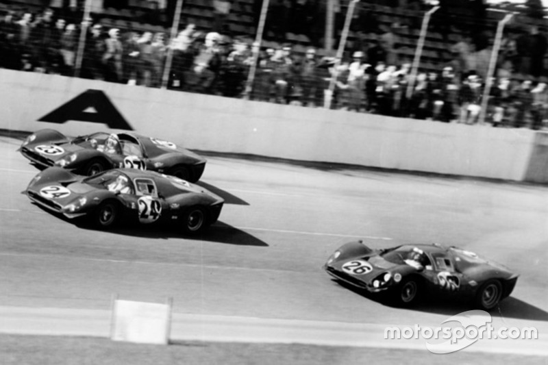1967: Tiga Ferrari 330 P melewati garis finis
