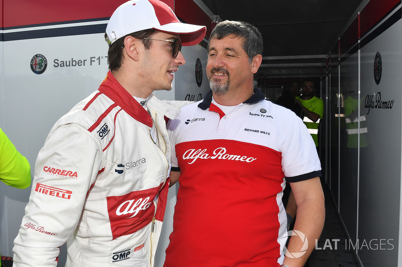 Charles Leclerc, Sauber celebrates with the team