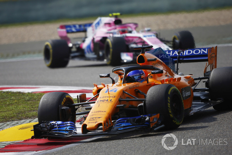 Fernando Alonso, McLaren MCL33 Renault, Esteban Ocon, Force India VJM11 Mercedes