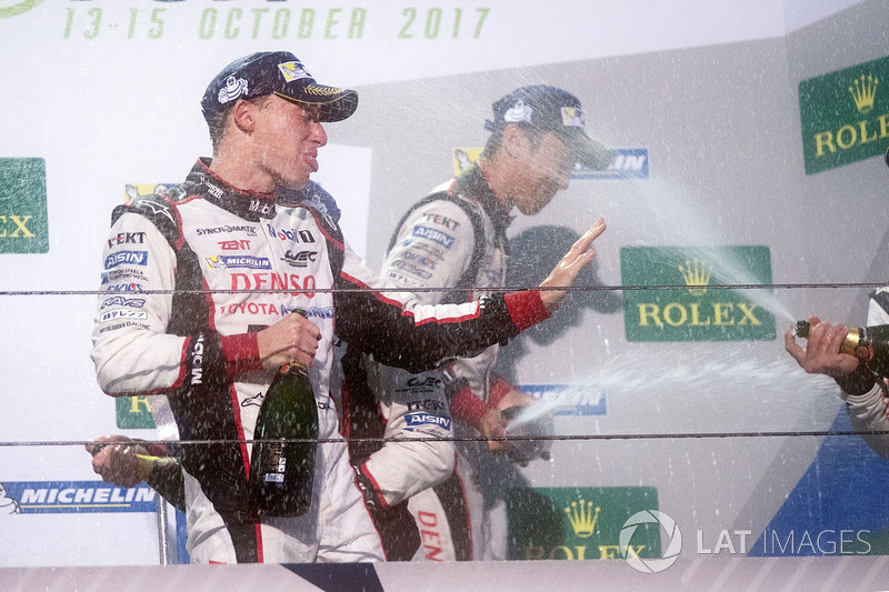 Podium: race winner Anthony Davidson, Toyota Gazoo Racing