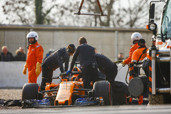 Pist görevlileri, Fernando Alonso, McLaren MCL33'ü kaldırıyor