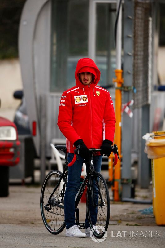 Antonio Giovinazzi, Ferrari piloto de prueba y reserva, en una bicicleta
