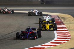 Brendon Hartley, Toro Rosso STR13 Honda, leads Carlos Sainz Jr., Renault Sport F1 Team R.S. 18, Marc