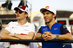 Temporada 2018 F1-bahrain-gp-2018-charles-leclerc-sauber-and-pierre-gasly-toro-rosso-in-the-drivers-parad