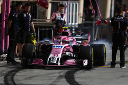 Esteban Ocon, Force India VJM11 Mercedes, dans les stands