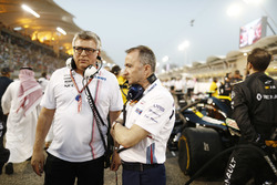 Otmar Szafnauer, Chief Operating Officer, Force India, with Paddy Lowe, Williams Martini Racing Formula 1, on the grid