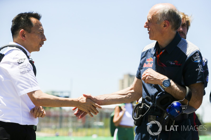 Yusuke Hasegawa, máximo representante de Honda en F1, estrecha la mano de Franz Tost, jefe de la Scu