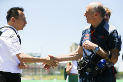 Yusuke Hasegawa, Senior Managing Officer, Honda, shakes hands with Franz Tost, Team Principal, Scuderia Toro Rosso