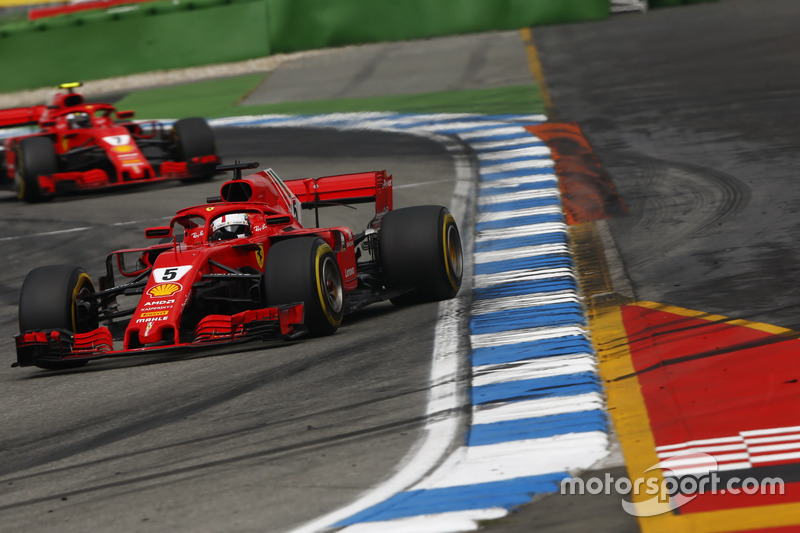 Lap 39: Vettel diberi jalan oleh Raikkonen di hairpin untuk posisi pertama