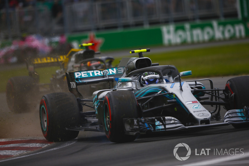 Valtteri Bottas, Mercedes AMG F1 W09, envoie de la poussière devant Max Verstappen, Red Bull Racing RB14