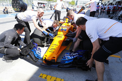 Les mécaniciens travaillent sur la voiture de Fernando Alonso McLaren MCL33 dans la voie des stands