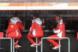 Инженеры Ferrari за работой