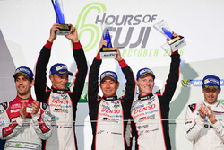 Подіум LMP1: переможці гонки: #6 Toyota Racing Toyota TS050 Hybrid: Стефан Сарразан, Майк Конвей, К