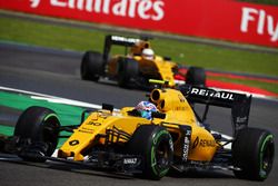 Jolyon Palmer, Renault Sport F1 Team RS16, précède son équipier Kevin Magnussen, Renault Sport F1 Team RS16