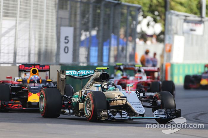 Nico Rosberg, híbrido de Mercedes AMG F1 W07 conduce al inicio de la carrera